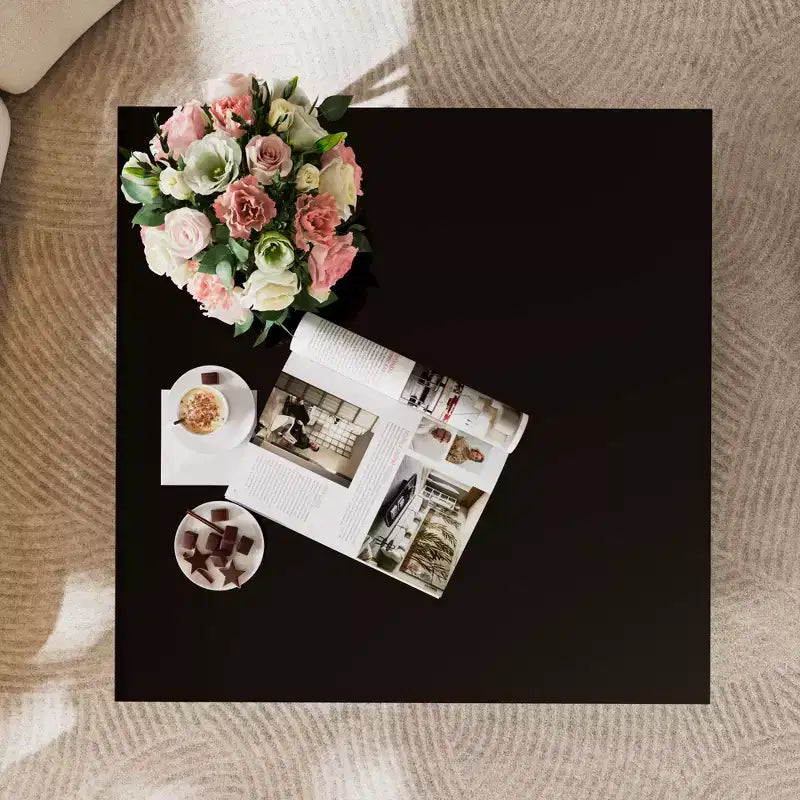 Table basse carrée en verre avec étagère inférieure