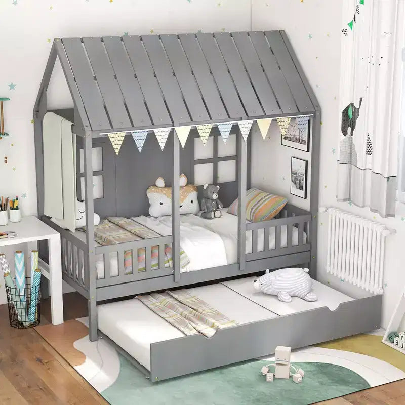 Lit cabane jumeau avec lit gigogne, décoration clôture, fenêtres en bois, toit haut, gris